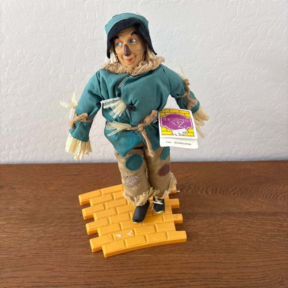 Vintage 1987 Presents The Wizard of Oz Scarecrow Doll w/ Yellow Brick Road Stand